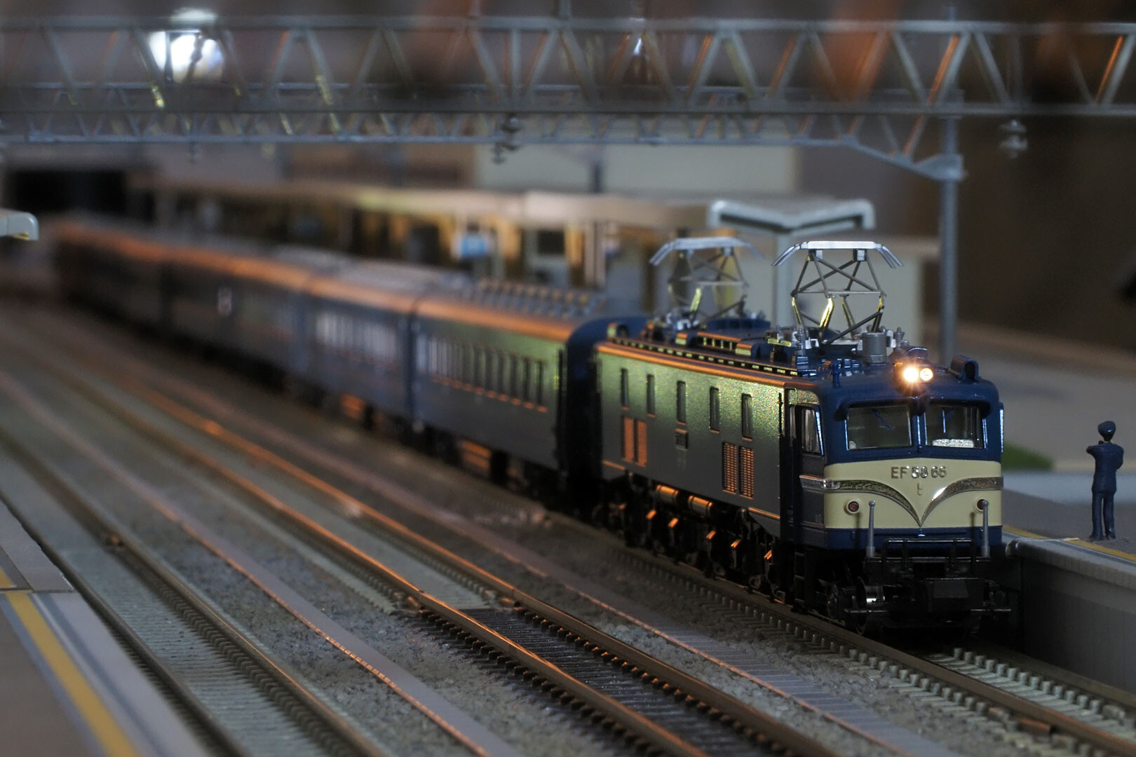 KATO 3040-1 EF58 66 竜華機関区/10-1881 夜行鈍行「はやたま」 : ど