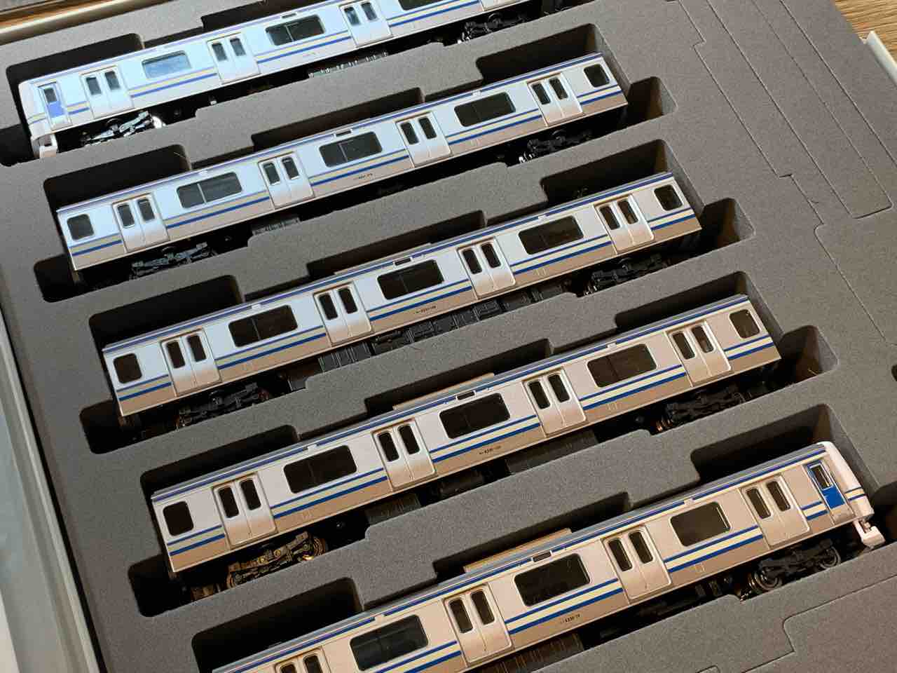 TOMIX E231系スカ色(成田線開業120周年ラッピング)が入線！ - れいるのおと