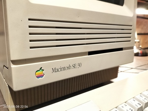 1989/平成1/Apple/Macintosh SE/30/フロッグデザイン/Motorola68030