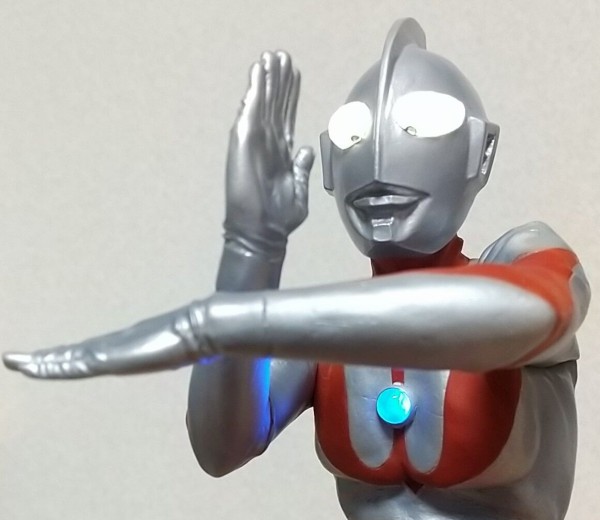 目の発光やカラータイマーの赤点滅も再現】大怪獣シリーズ