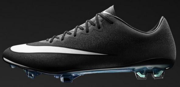 ナイキ マーキュリアル スーパーフライ FG CR7 ブラックカラー新色