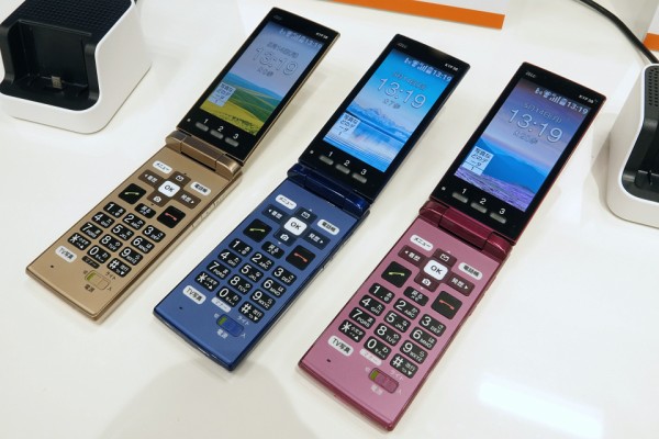 au向け京セラ製フィーチャーフォン「かんたんケータイ KYF38」を写真で