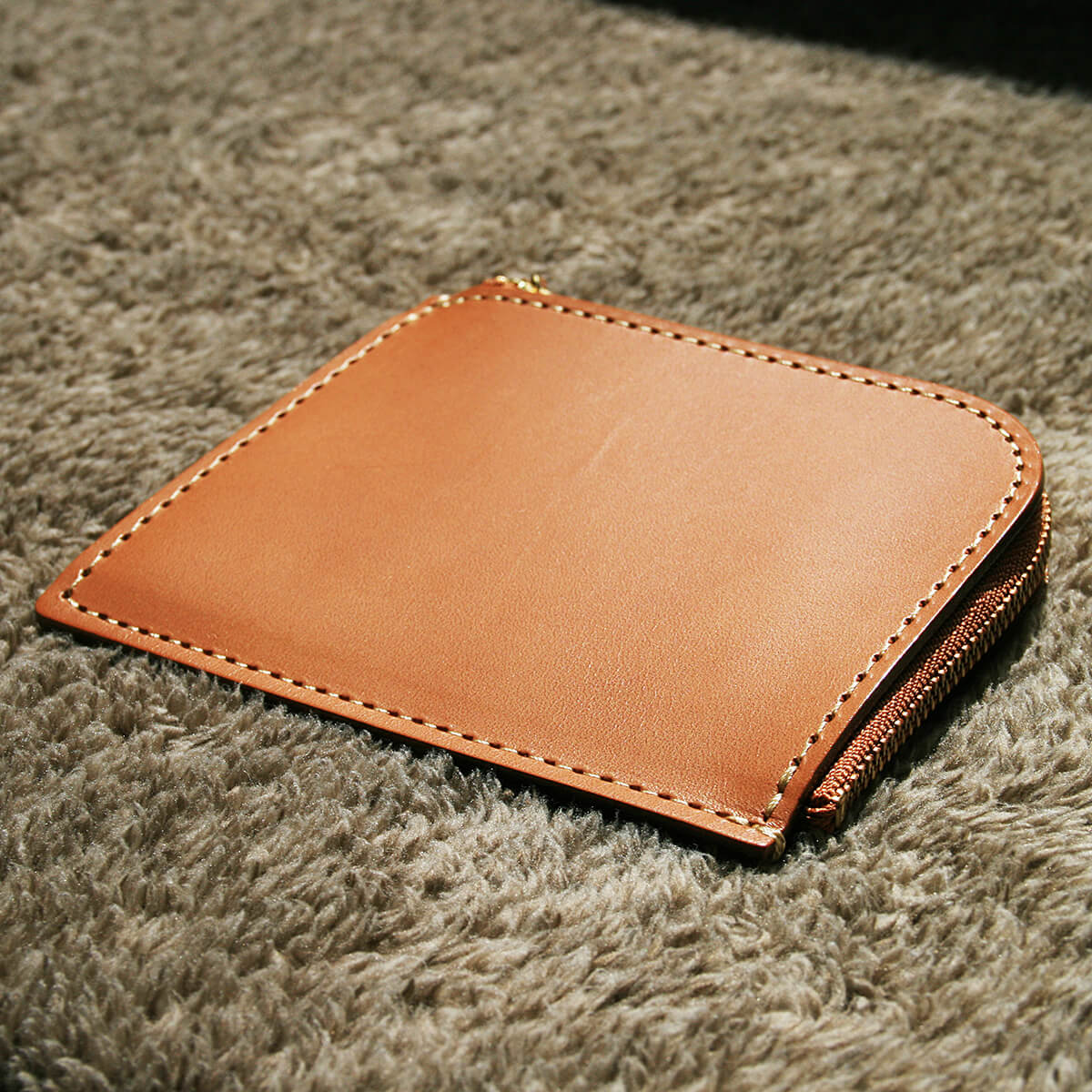 生々しいエイジングを楽しめる、土屋鞄のナチューラヌメ革Lファスナー