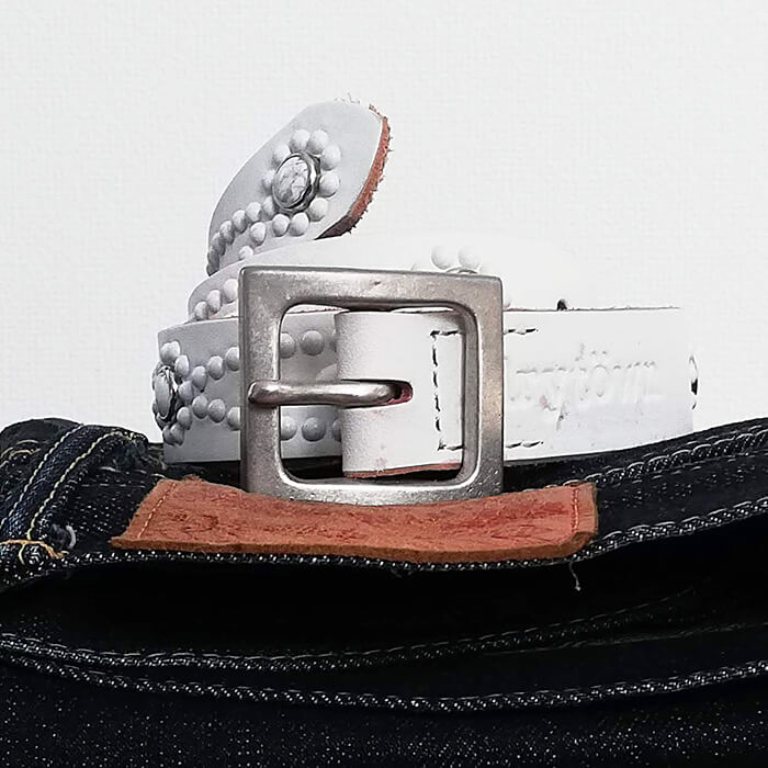 汚れすら味になるdrytownの真っ白なスタッズベルト – 時代を超えて愛さ