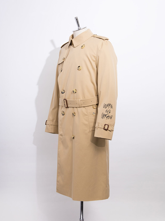 COMME des GARÇONS が BURBERRY のトレンチコートをカスタマイズ