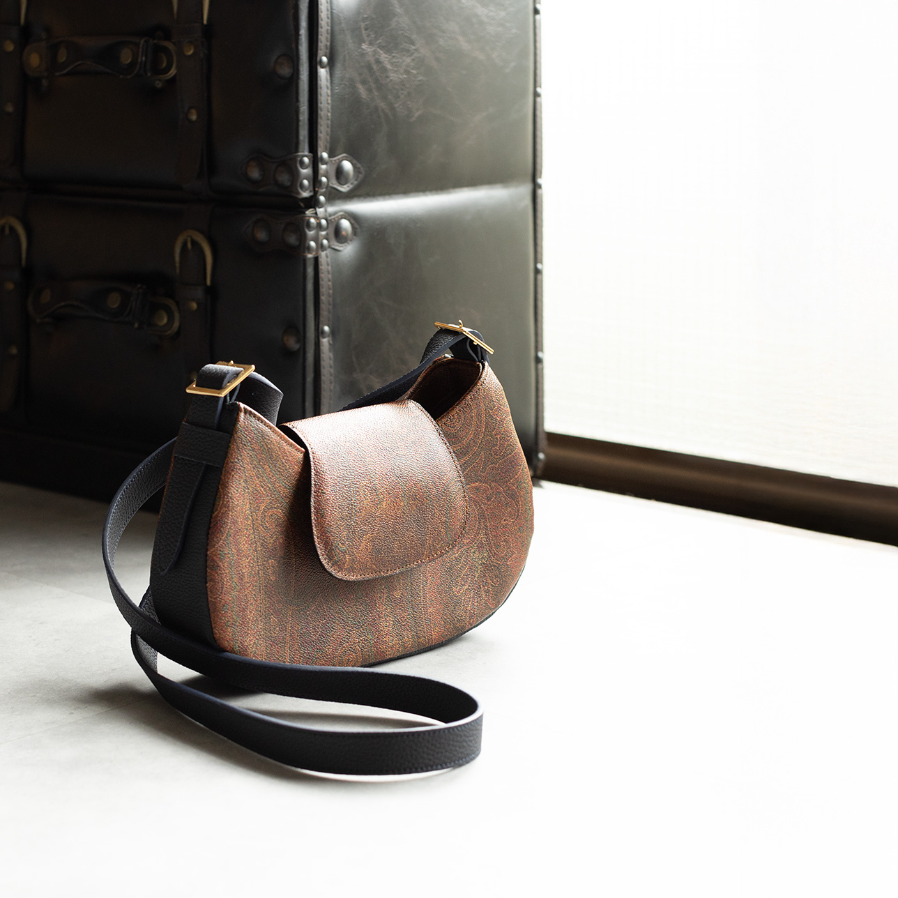 お母様から譲り受けたエトロのハンドバッグをショルダーバッグに