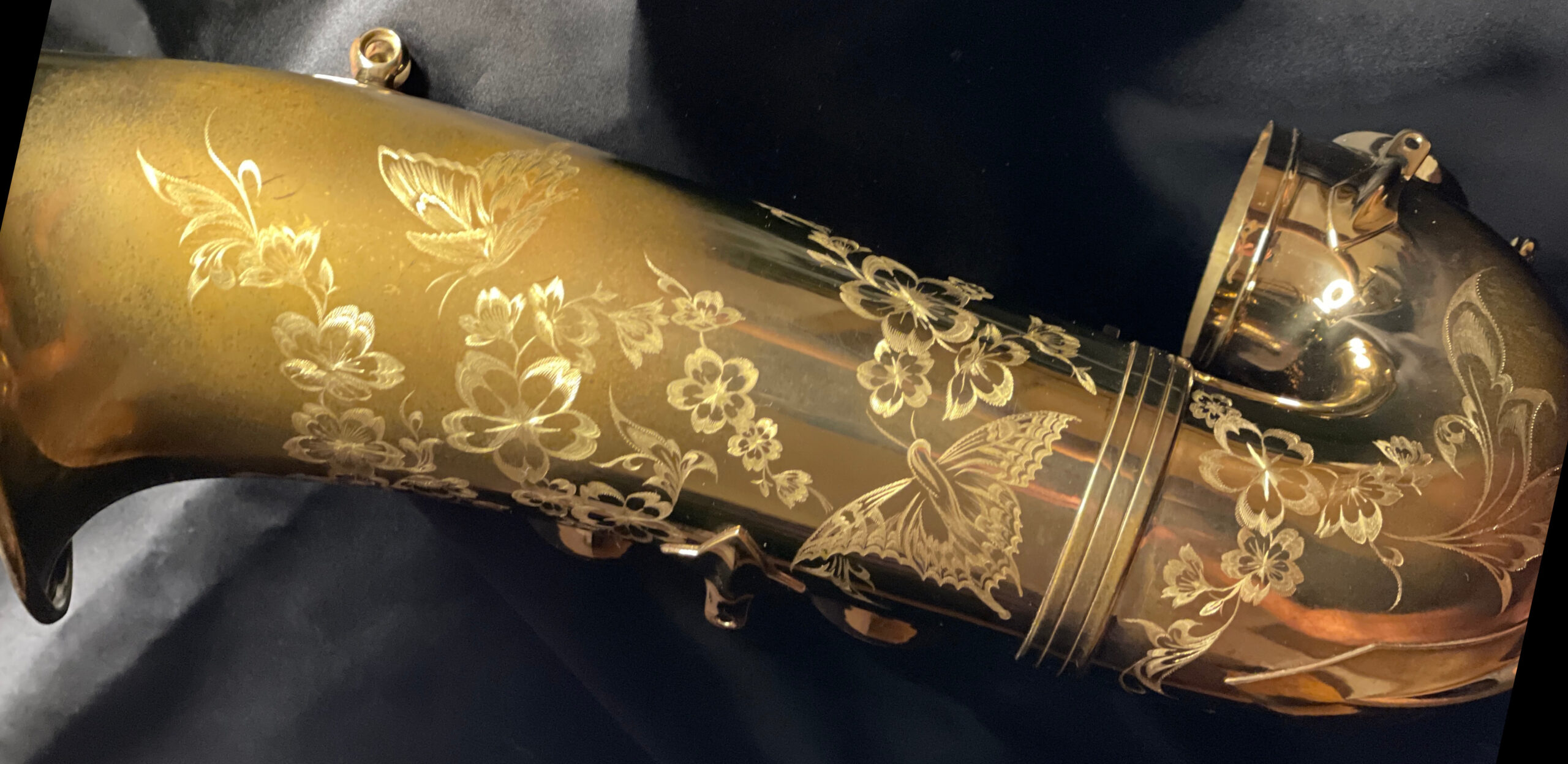 アルトサックスに彫刻。満開の桜の中を蝶が舞う。 | LOVE & HAPPINESS