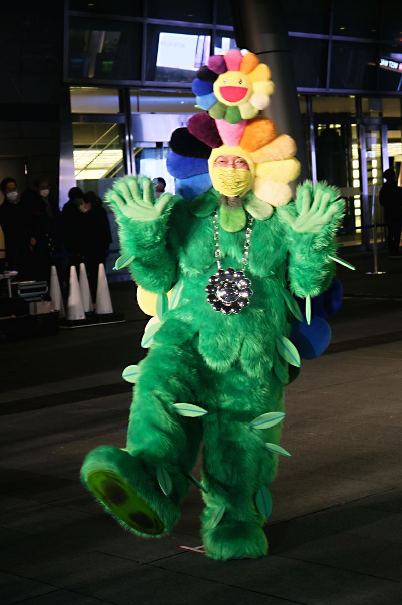 村上隆の新彫刻《お花の親子》が六本木ヒルズに登場！ 期間限定の