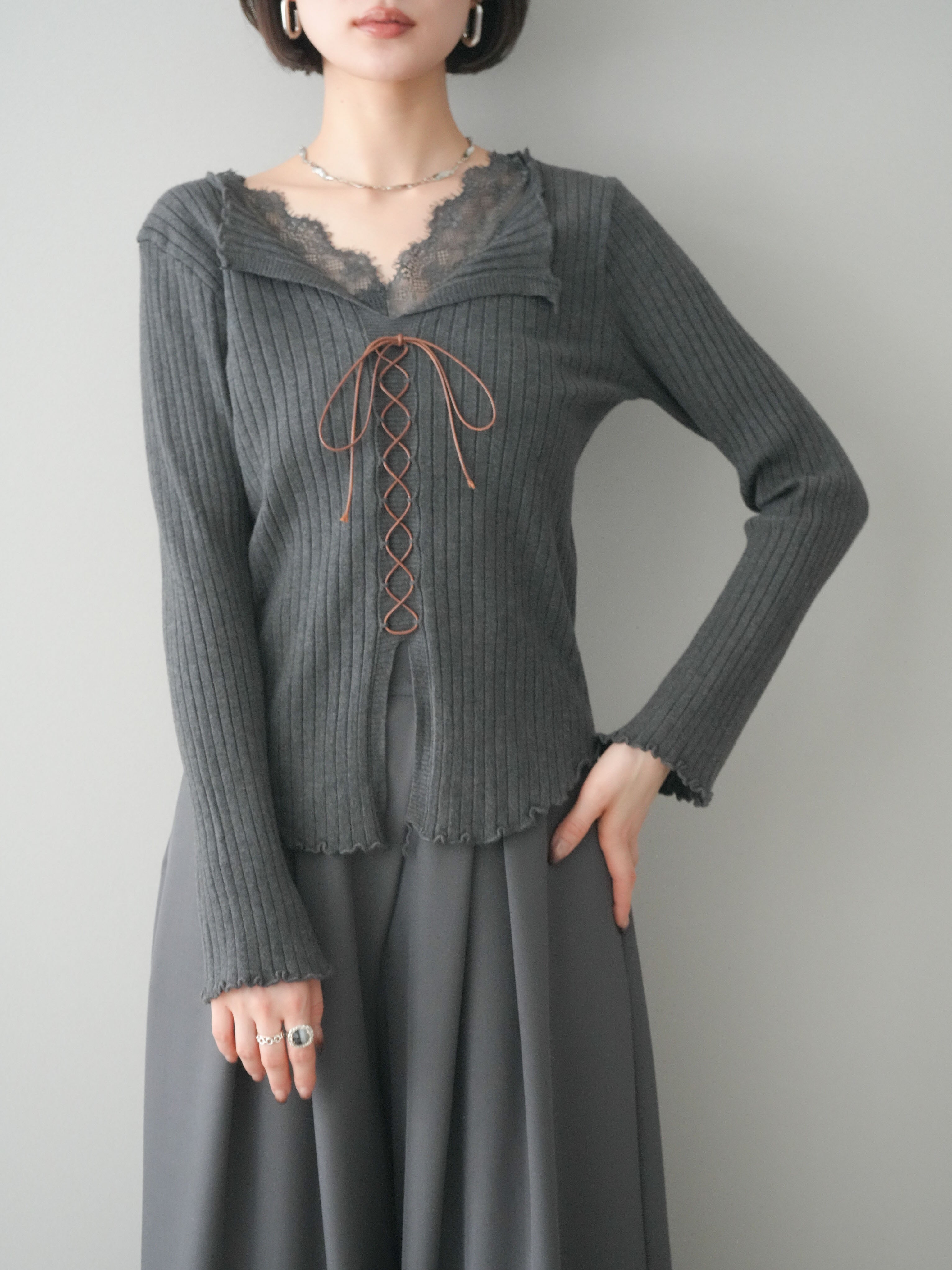 予約]レースネックレースアップリブニットトップス/gray – Lumier