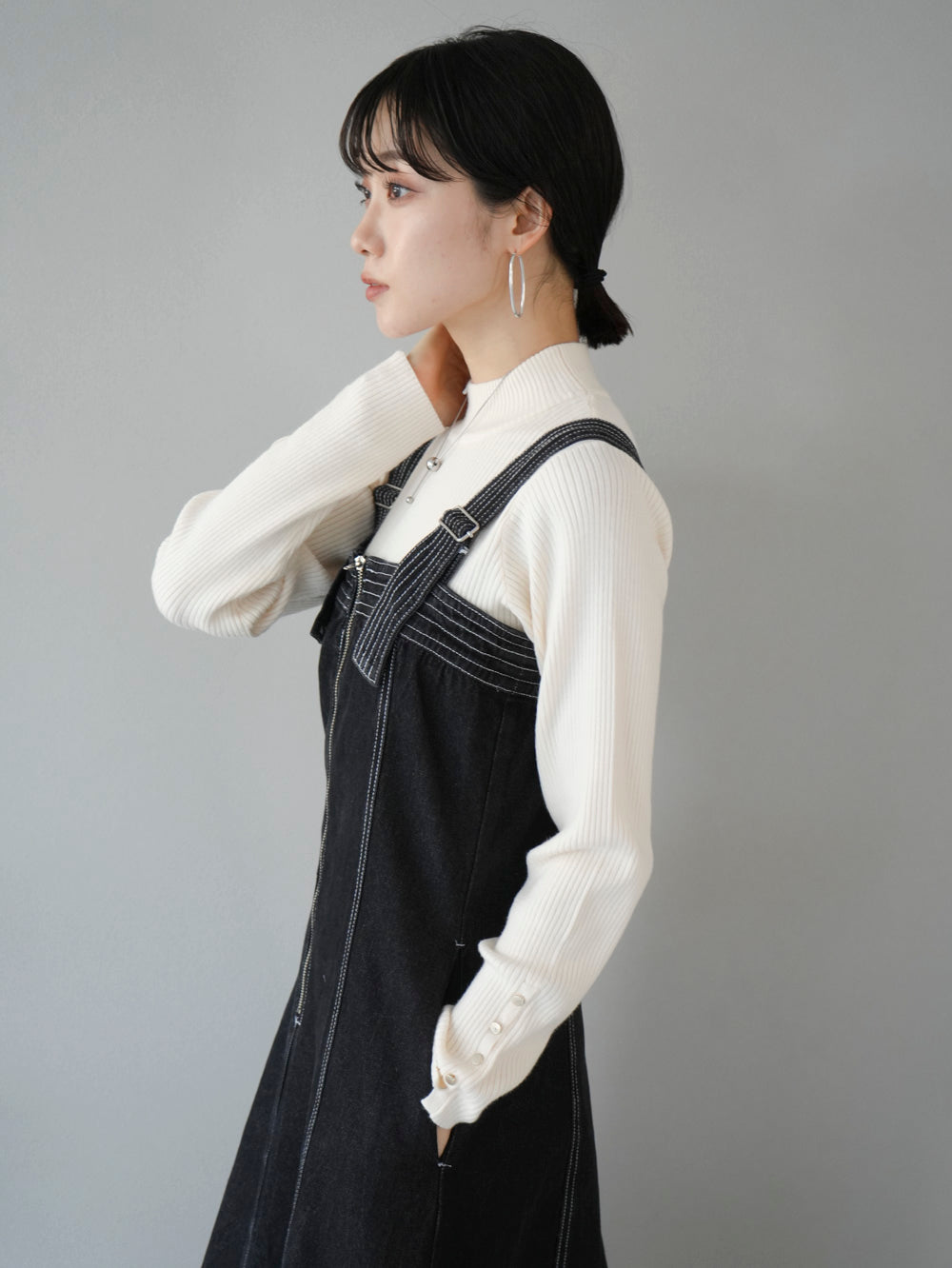 予約]配色ステッチフロントジップデニムジャンパースカート/ブラック