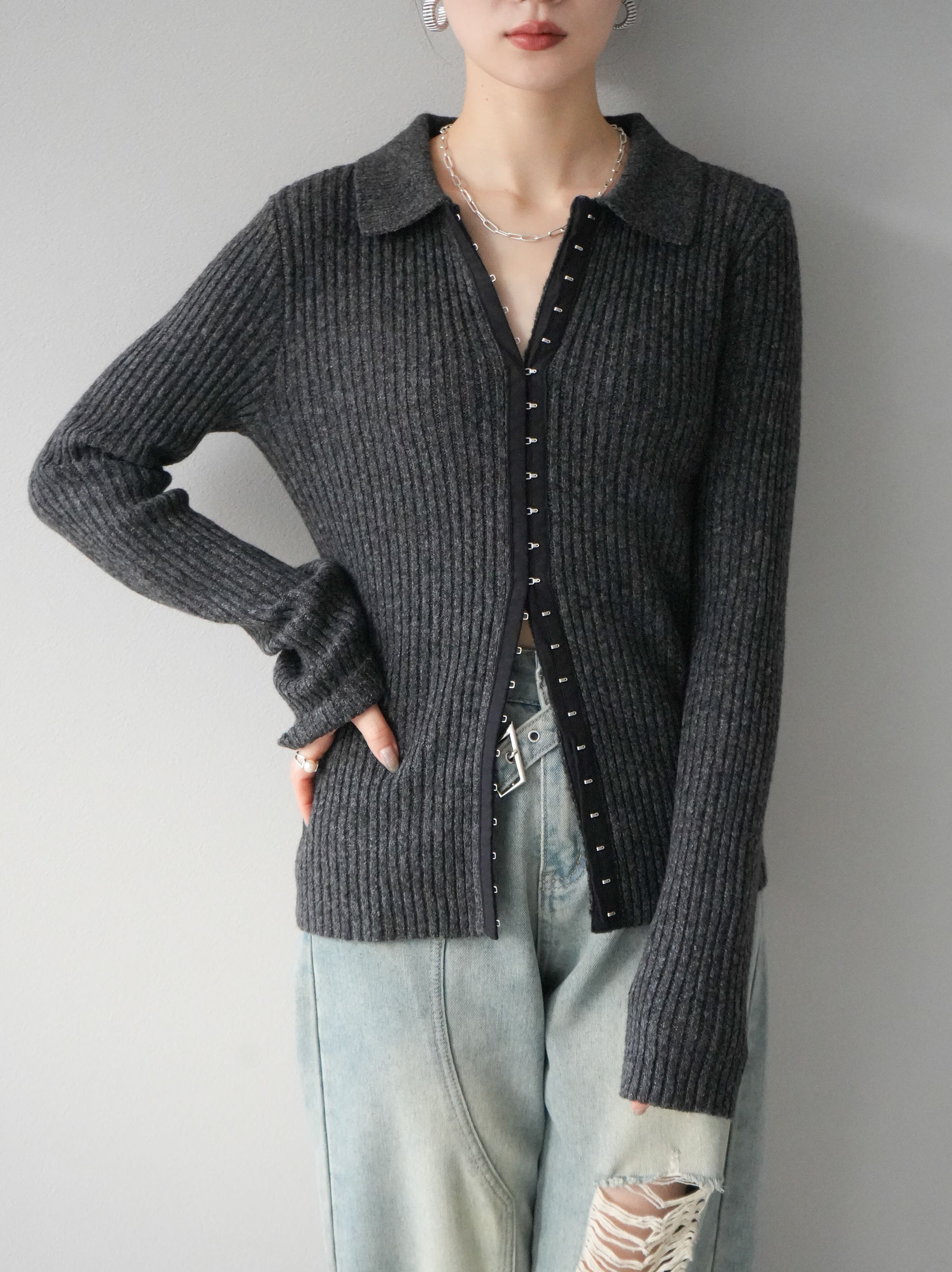予約]ホックディティール襟付きニットカーディガン/チャコール – Lumier