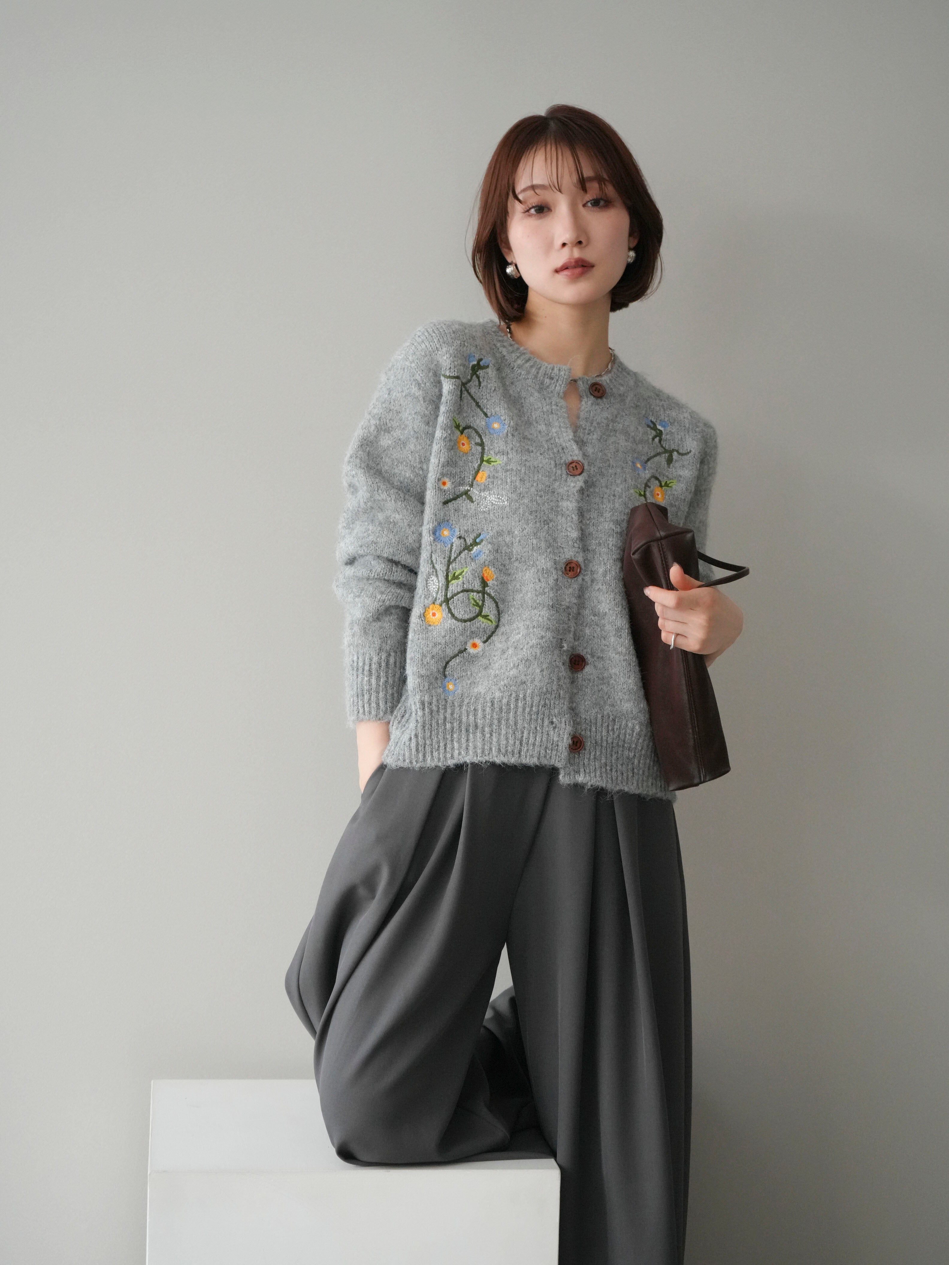 予約]フラワー刺繍ニットカーディガン/gray – Lumier