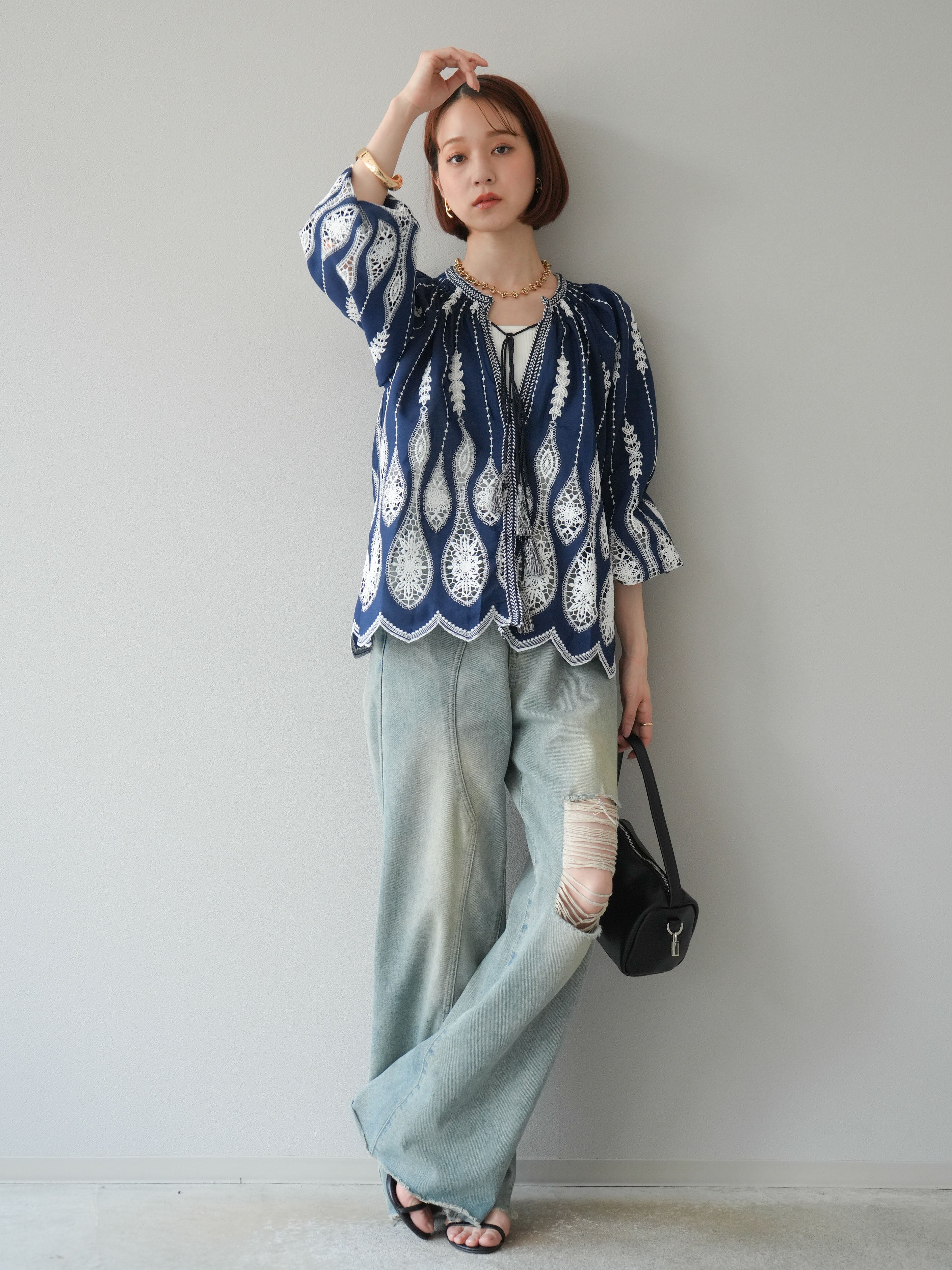 予約]刺繍デザインブラウス/ネイビー – Lumier