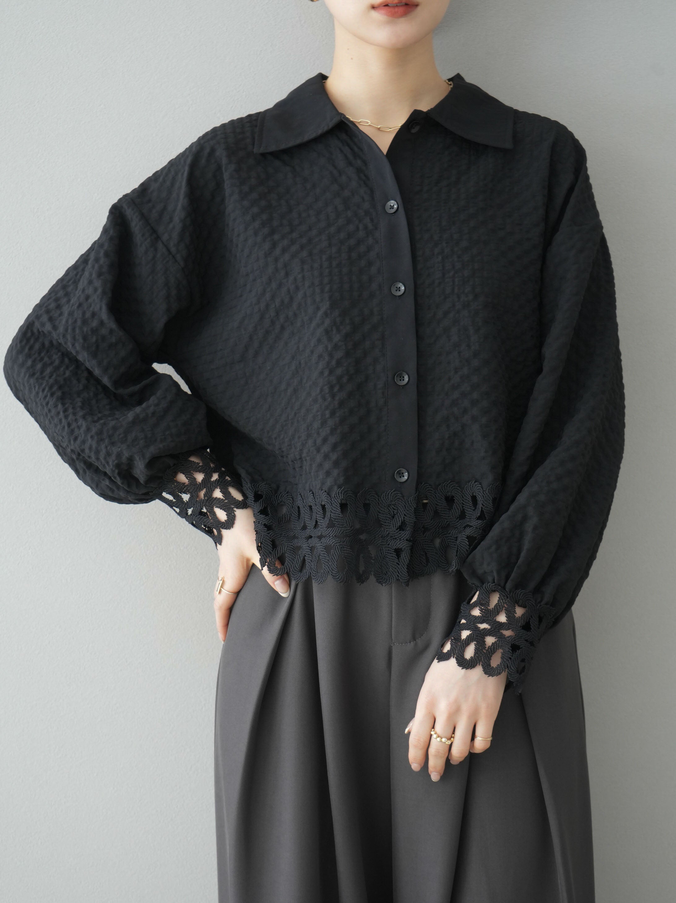 予約]レース切替エンボスデザインショートブラウス/ブラック – Lumier