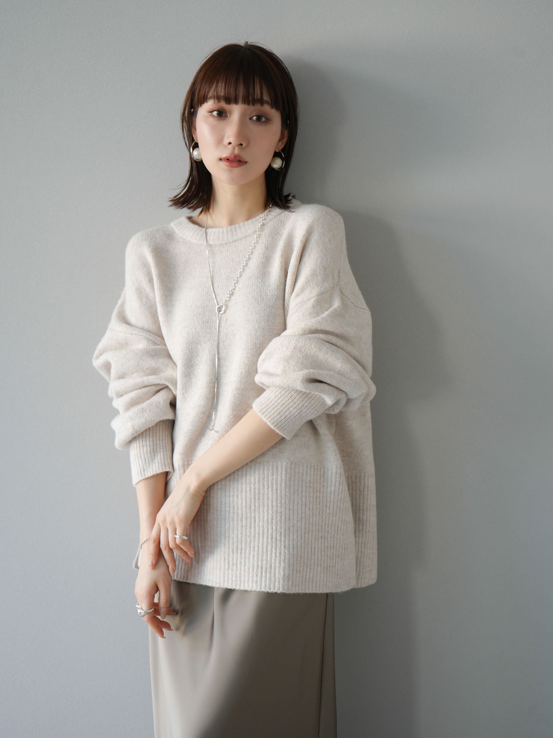 予約]サイドスリットクルーネックニットプルオーバー/オートミール