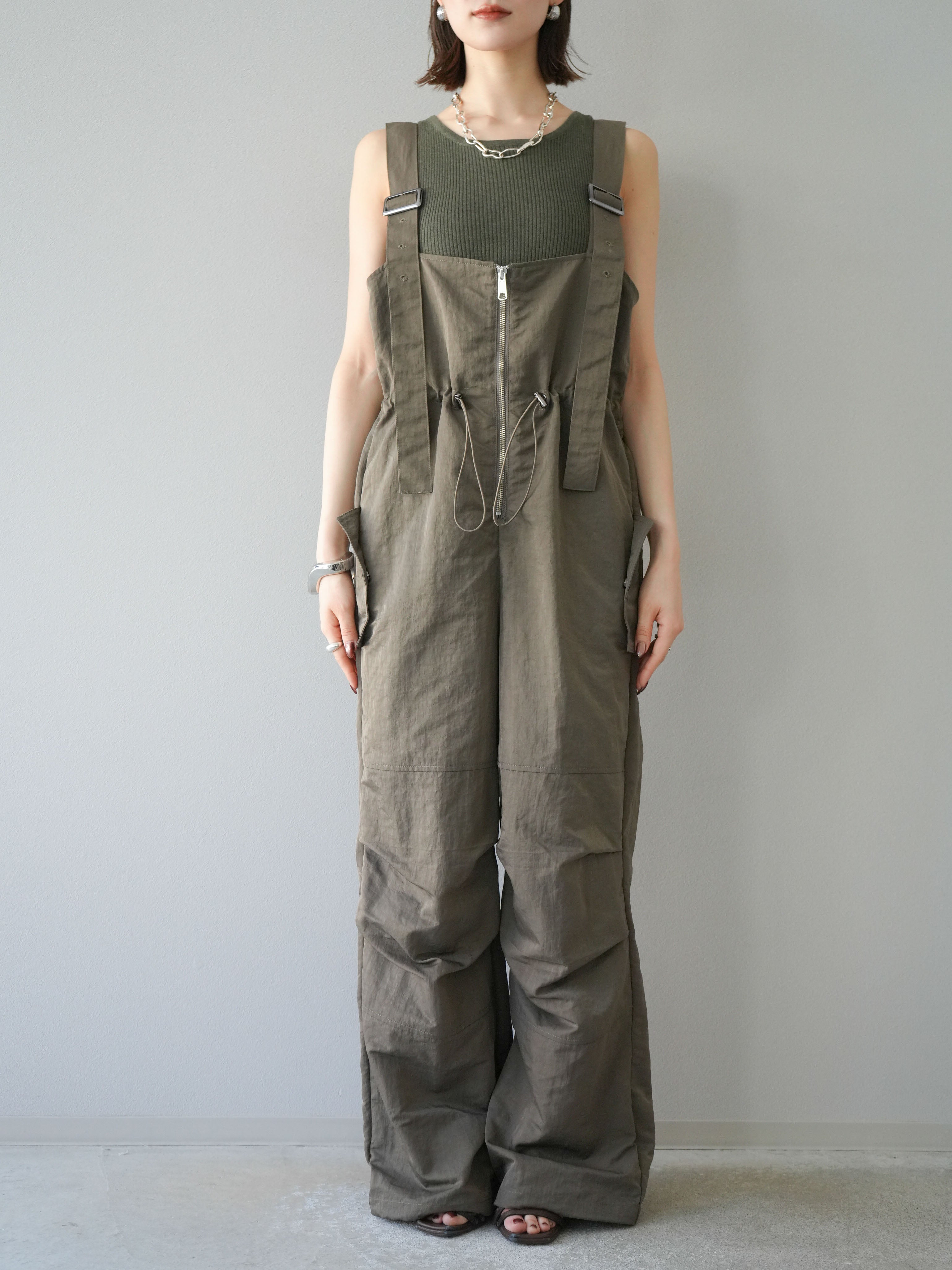 予約]ナイロンタックデザインサロペット/カーキ – Lumier