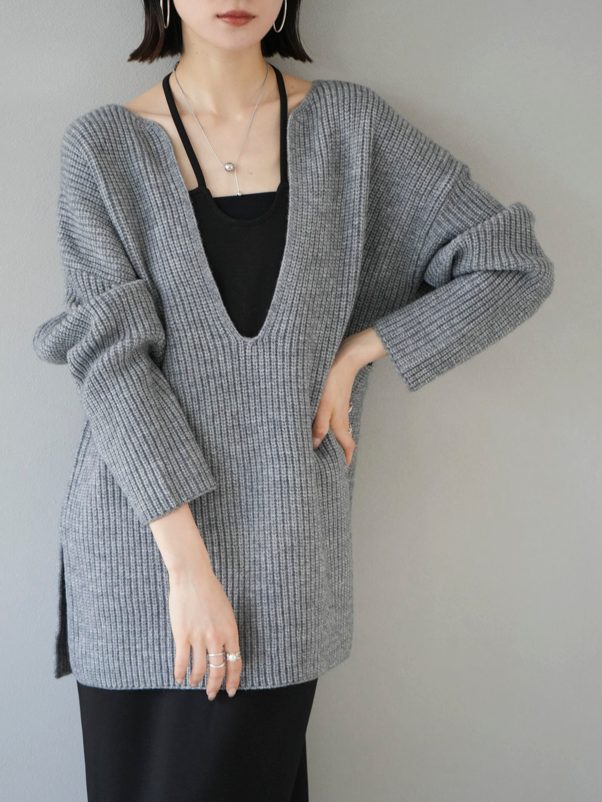 予約]畦編み深Vニットプルオーバー/グレー – Lumier