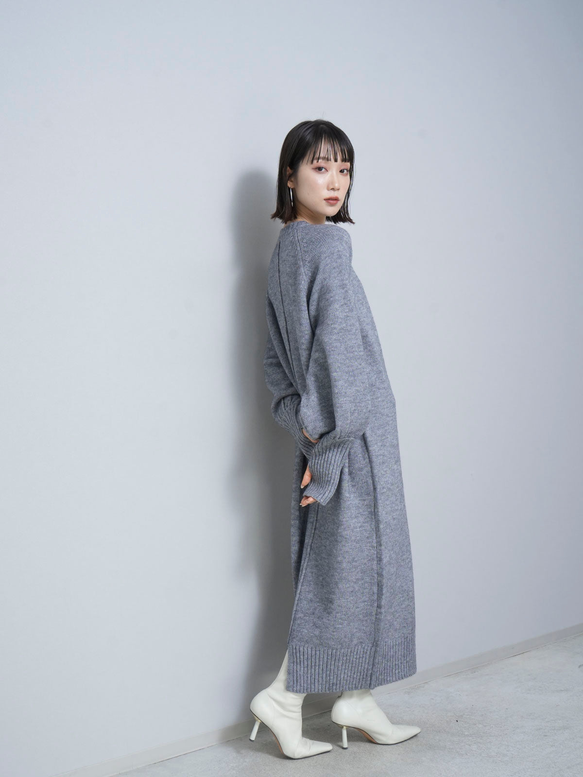 予約]フィンガーホールルーズニットワンピース/グレー – Lumier