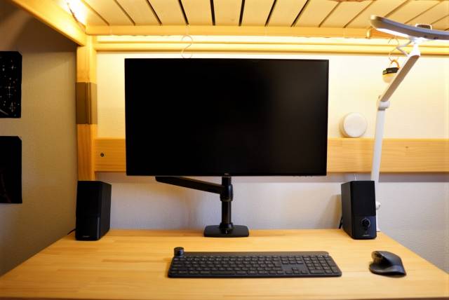 Amazonベーシック モニターアーム レビュー】性能はエルゴトロン