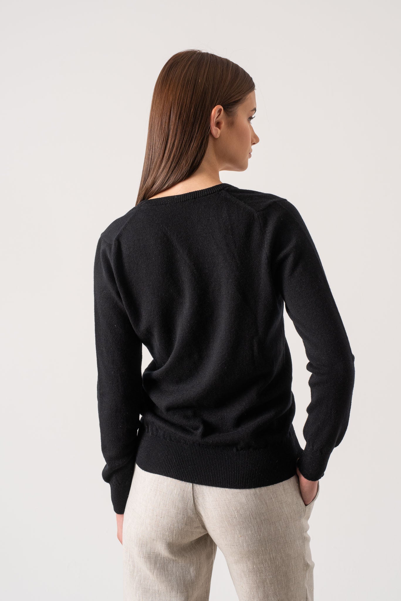Essenza V-Neck Cashmere Sweater Black - LUXMII