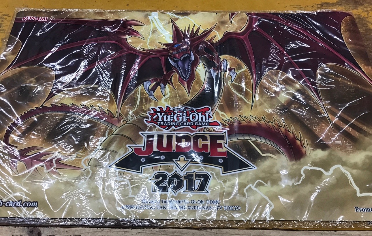 1/16☆遊戯王激レアプレイマット&フィギュアを店頭に並べました