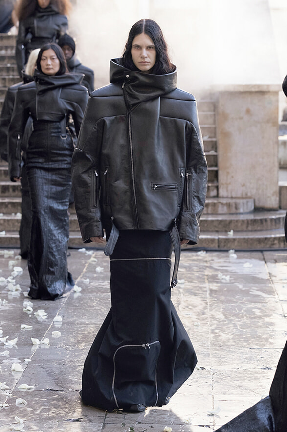 オールブラックの非現実的な世界観に魅了されて。【2025年春夏トレンド