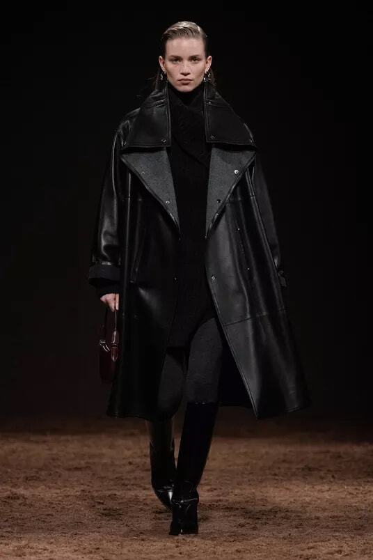 力強い女性のための洗練された黒を印象付けた、エルメスの2025-26年