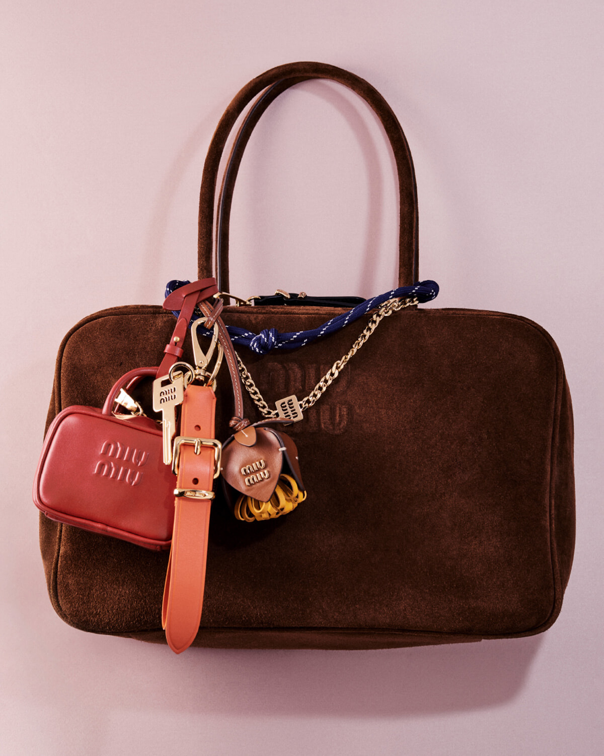 遊び心あふれるミュウミュウの新作チャームで、いつものバッグを