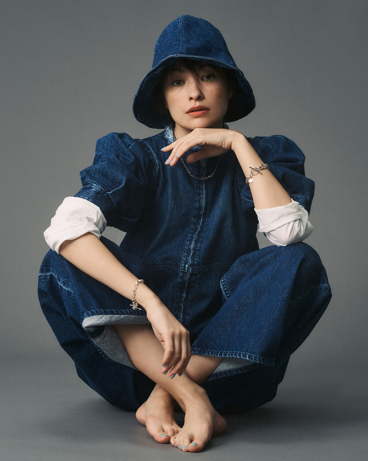 イエナ×山本マナのコラボデニムが発売。3人のモデル／俳優による