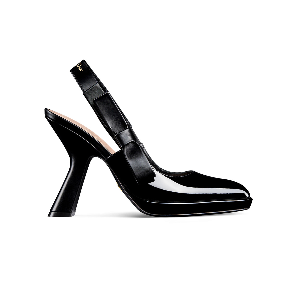 今季注目のスリングバックシューズで、センシュアルな足元を演出