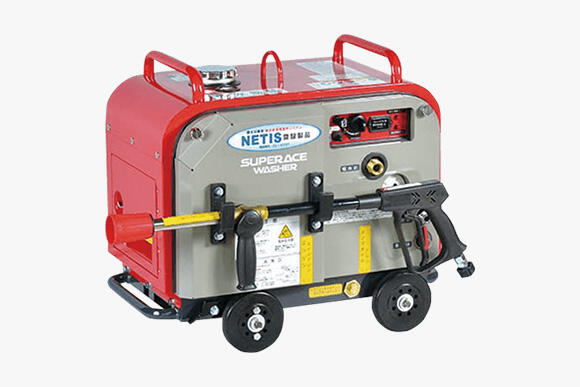 メンテナンスを効率化する高圧洗浄機。小型から大型、防音型まで多彩な