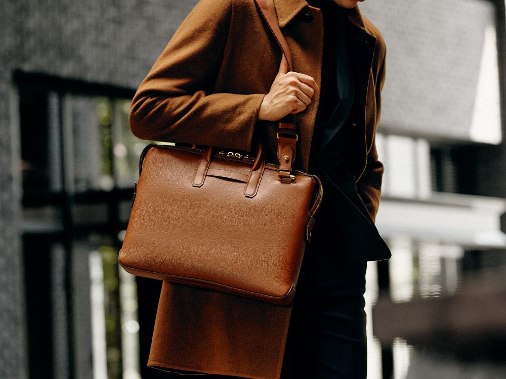 名門ダンヒルの伝統が息づく「1893ハーネス コレクション」｜THE