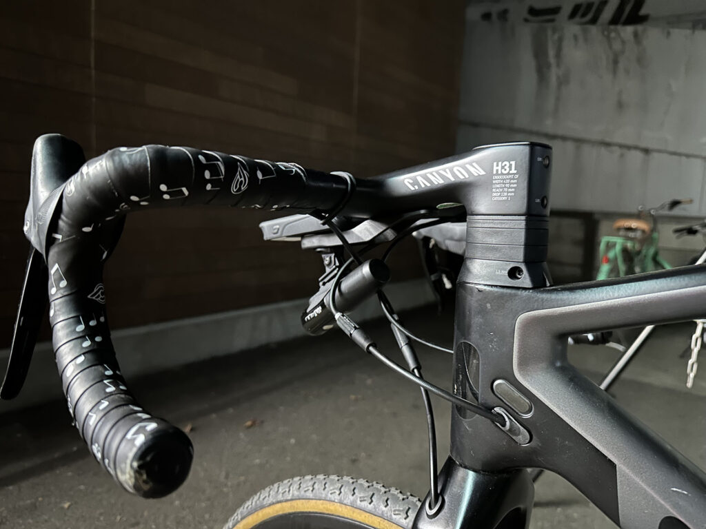 CANYON純正サイコンマウントに、CATEYEのVOLTシリーズライトを下付け