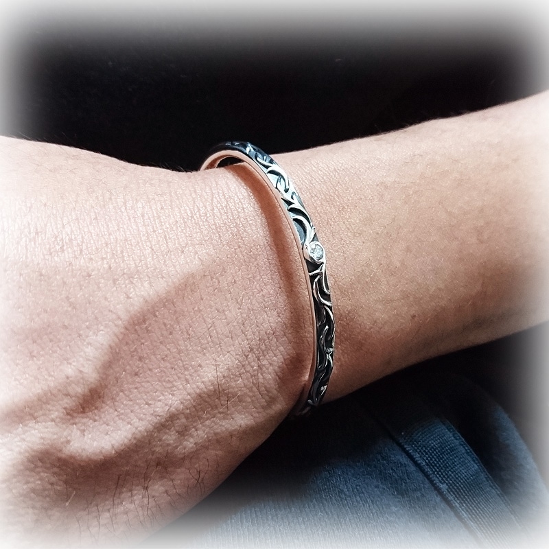 4mm幅 ジルコニア埋め込み 全面アラベスク(唐草)彫刻 シルバーバングル