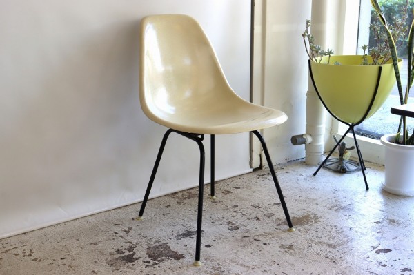 ハーマンミラー社製イームズ サイドシェルチェア(パーチメントFRP