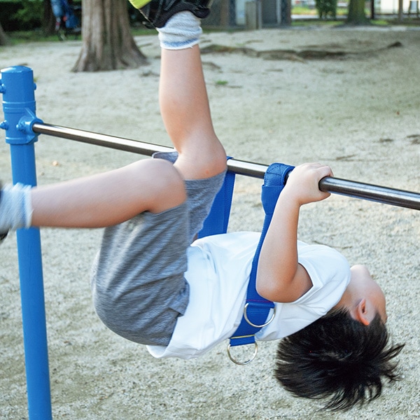 室内 鉄棒、体育体操マット、スケートボードセクション スケボーレール