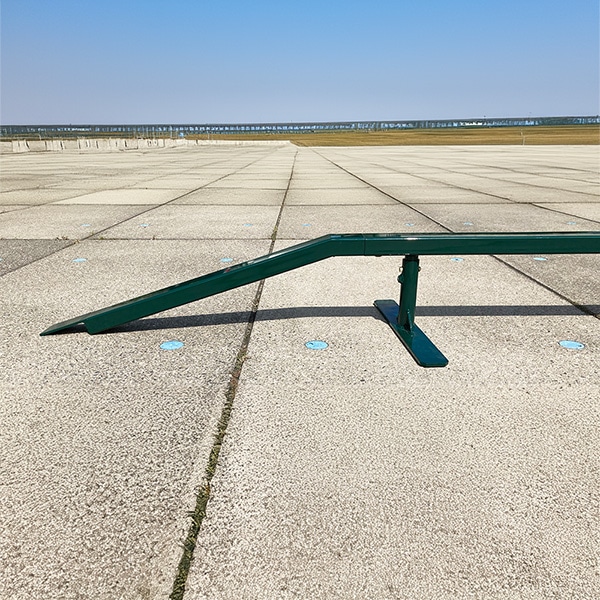 室内 鉄棒、体育体操マット、スケートボードセクション スケボーレール