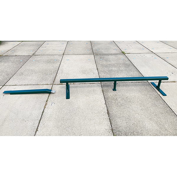 室内 鉄棒、体育体操マット、スケートボードセクション スケボーレール