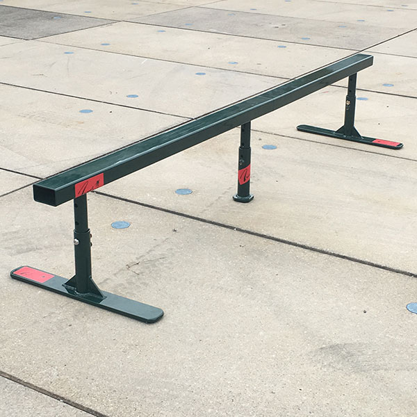 室内 鉄棒、体育体操マット、スケートボードセクション スケボーレール