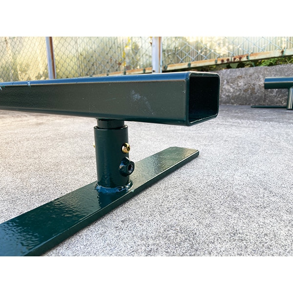 室内 鉄棒、体育体操マット、スケートボードセクション スケボーレール