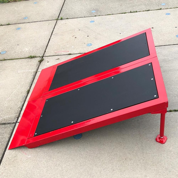 室内 鉄棒、体育体操マット、スケートボードセクション スケボーレール