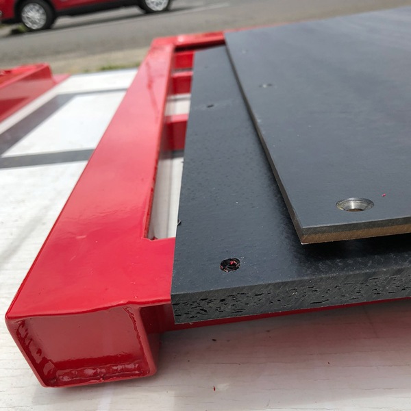 室内 鉄棒、体育体操マット、スケートボードセクション スケボーレール