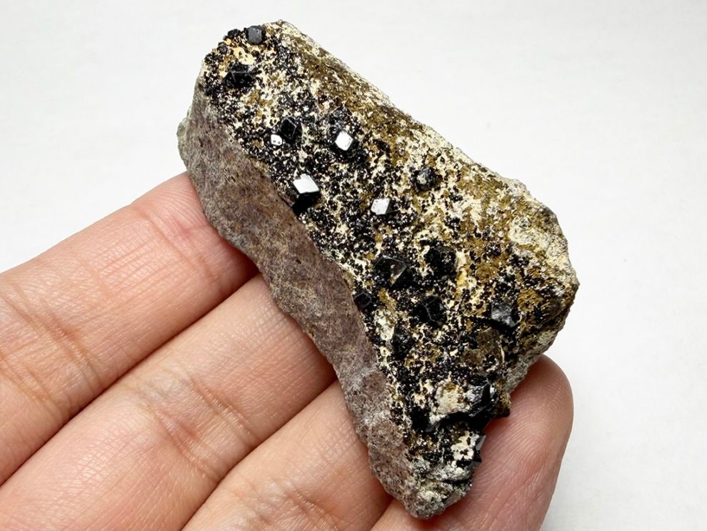 アンドラダイトガーネット(灰鉄柘榴石)