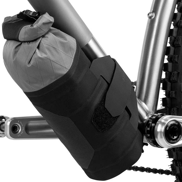 アピデュラ バックカントリー ダウンチューブパック (1.8L) <即