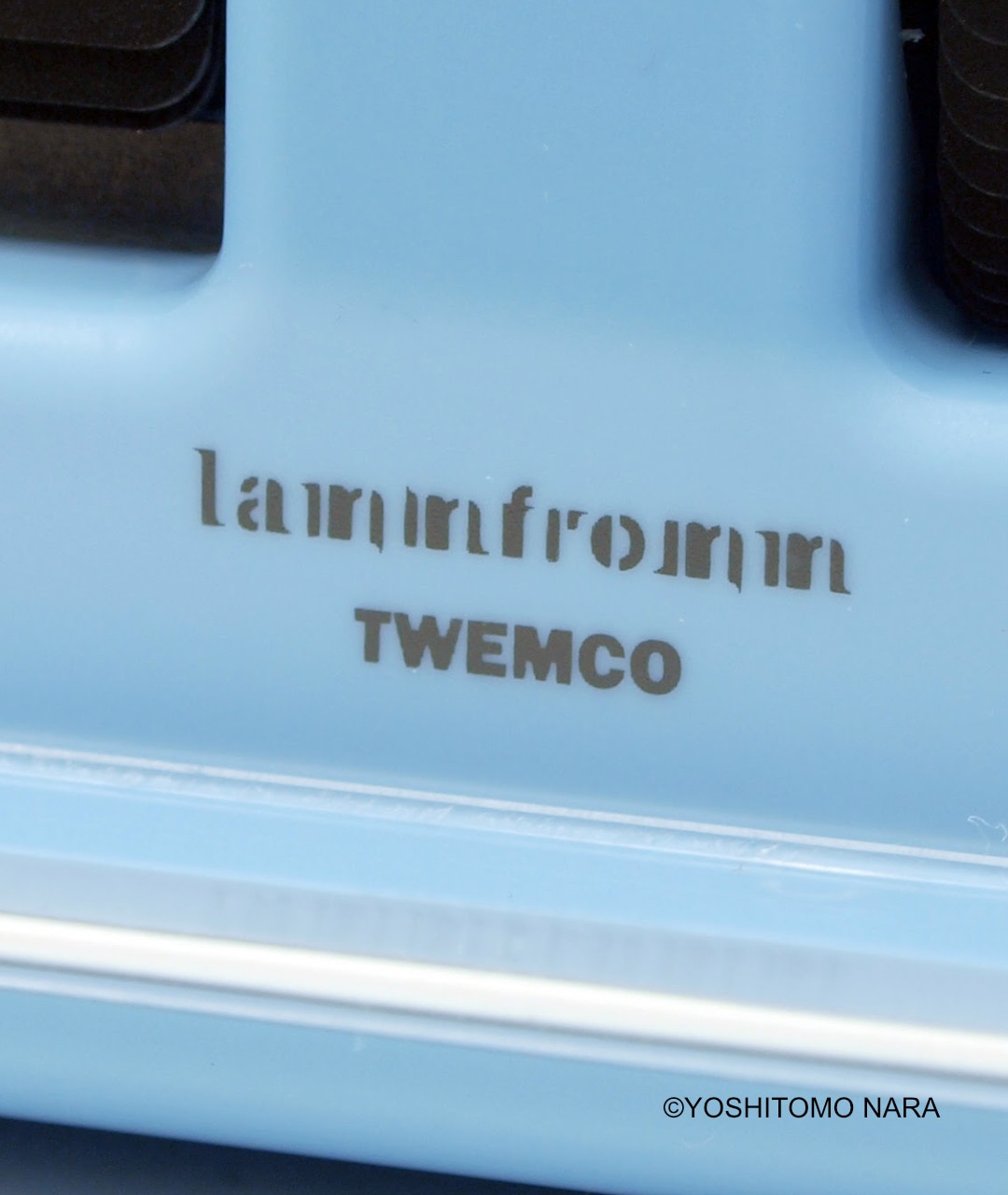 奈良美智 パタパタクロック [WALK ON(ブルー)]｜ラムフロム - アート