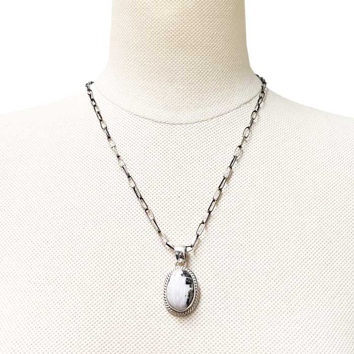 インディアンジュアリー ナバホ族 ホワイトバッファロー ペンダント