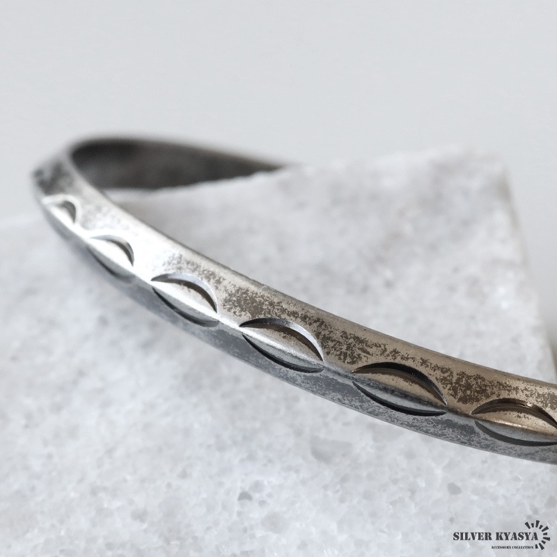 ステンレス ナバホ柄のアンティークバングル [b928] | バングル