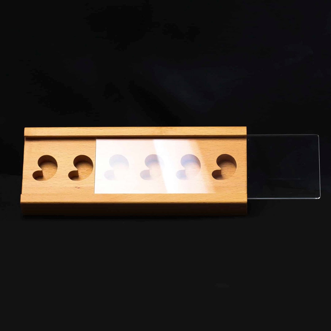 数量限定】勾玉ディスプレイボックス 30ミリ勾玉用