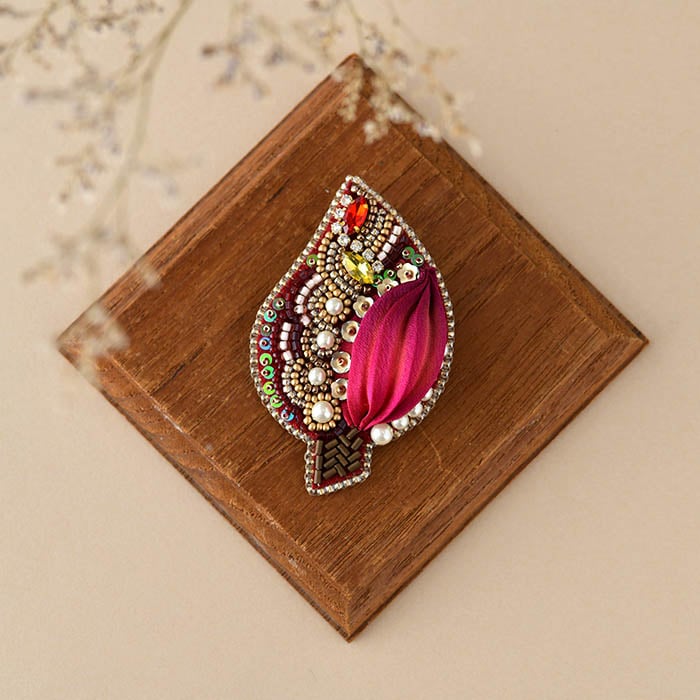 リーフブローチ（レッド） ビーズ刺繍 【作家：大槻友美（brilliant