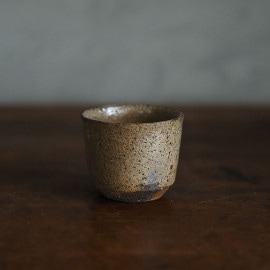 黒唐津 ぐい呑み/一点もの | 唐津焼 雅樂窯 ( うたがま ) | 糸島くらし